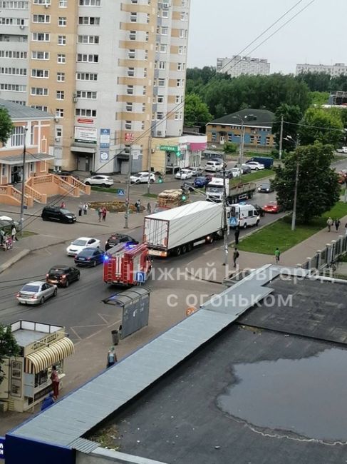 На Федосеенко большегруз сбил пожилую женщину.
По сообщениям очевидцев, женщина пересекала дорогу на..