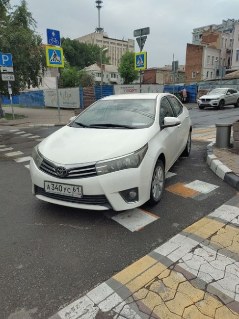 Красота на Пушкинской. Водители припарковались по правилам и велодорожка свободна для проезда..