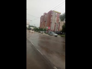 В Ростове затопило улицу Донскую у Ворошиловского моста, сообщают очевидцы. 
«Мэр Логвиненко, где,..