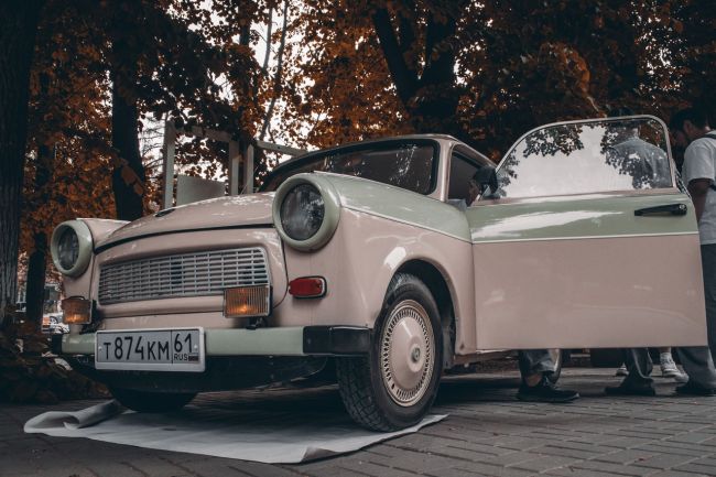 Наш читатель делится фотоснимками с выставки ретро-автомобилей в Ростове, которая прошла накануне в парке..