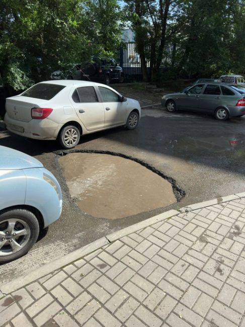 Адская яма на Каширской напротив стоматологии. Наш читатель просит власти принять меры по ее ликвидации,..