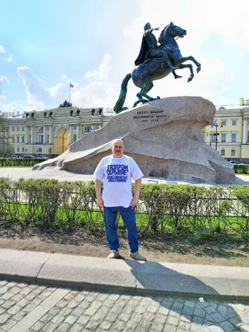 Петербуржец застрелил собаку соседки из ружья. 
Мужчина собирался выйти в аптеку, но в подъезде на него..