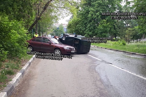 Перевертыш на улице Анатолия Григорьева — Mitsubishi Pajero влетел в припаркованный Nissan Almera
..