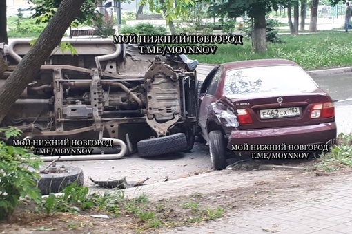 Перевертыш на улице Анатолия Григорьева — Mitsubishi Pajero влетел в припаркованный Nissan Almera
..