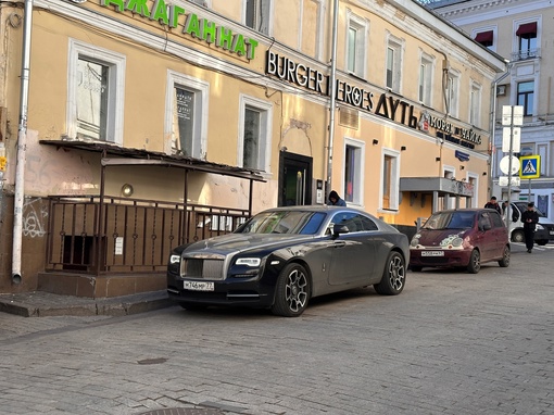 На улице Белинского заметили автолюбителя, у которого хватило денег на Rolls-Royce, а вот оплатить парковку в..