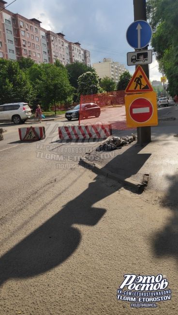 ⛔ Перекрыто движение на 2-й Краснодарской. Висят знаки "Кирпич" и "Ремонтные работы". Больше никакой..