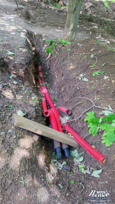 🤔🌳 Уже месяц в парке Дружба на Северном остановлен ремонт. Всё брошено, развалено, кабели срезаны и..