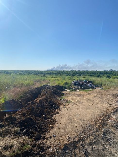 Дым от пожара склада электроники и посуды в Аксайском районе виден даже в..