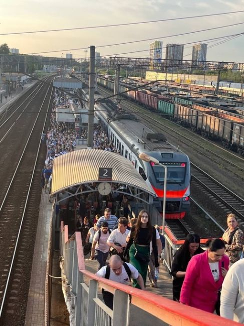 🚇 На Савеловском направлении большие задержки электричек.  Наши подписчики сообщают о погибшем зацепере на..