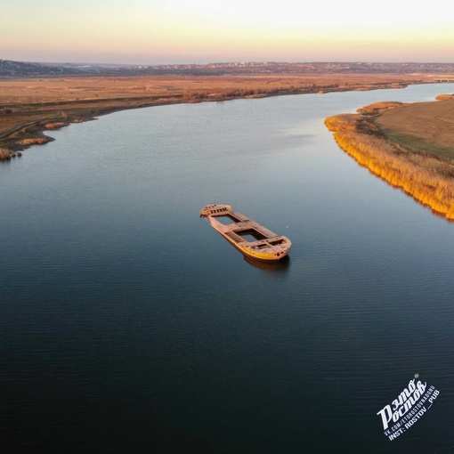 ⛴ Затонувшие железобетонные баржи на берегу реки Аксай.  Как проехать: по дороге в Старочеркасск переезжаем..