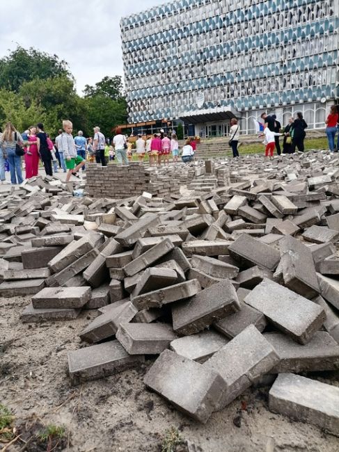 Праздничный антураж на концерте в честь Дня России у администрации Ворошиловского района Ростова.  Какой..