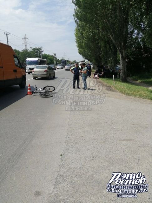 🚨🚑 Велосипедиста сбили в Таганроге. От удара он улетел в дерево, получил много травм и находится в..