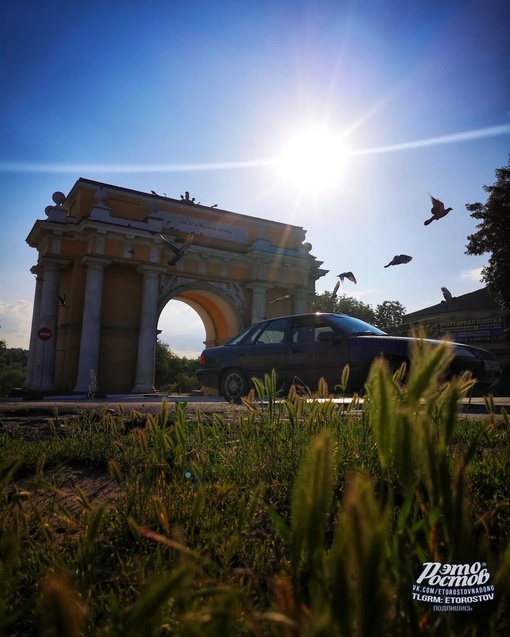 📷 В Новочеркасске две триумфальных арки: Западная и Северная. Появились они в 1817 году в честь прибытия..