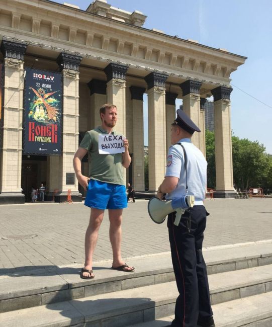 Петербуржцев задерживают перед акцией в поддержку Навального. На одну активистку составили протокол..