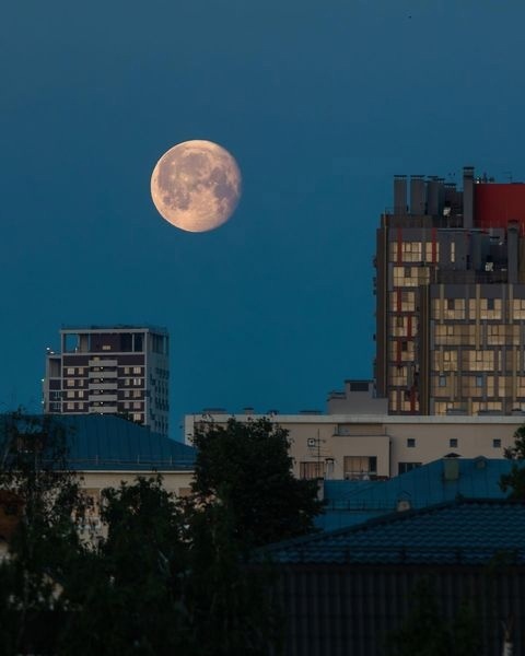 Просто луна ночью над..