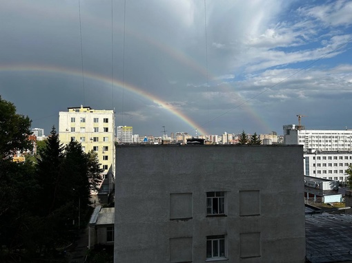 🌈Красивое завершение дня  В Уфе прямо над многоэтажками появилась двойная радуга. Бережно собрали..