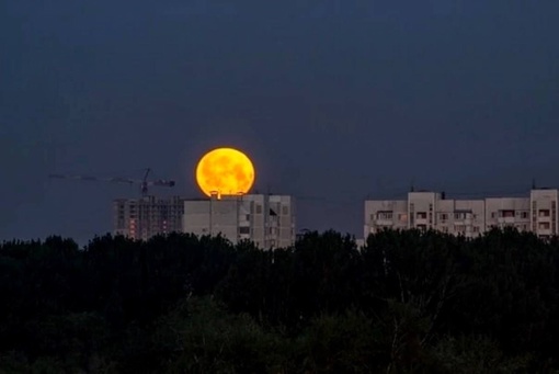 Клубничное полнолуние над городом😍
..