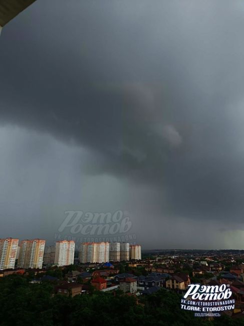 ⛈ Ростов накрыла гроза. Надеемся, что обойдётся без..