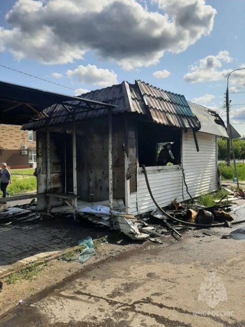 Всего несколько минут понадобилось огню, чтобы уничтожить ларек в Заволжье  Вот так выглядит ларек после..