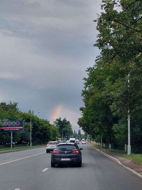 🌈Красивое завершение дня  В Уфе прямо над многоэтажками появилась радуга.  Какова красота ..