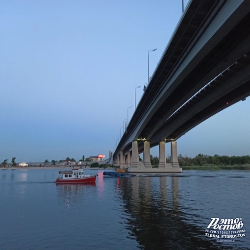 🌃 Вечерняя обстановка на набережной. По Дону плывут теплоходы, катера..