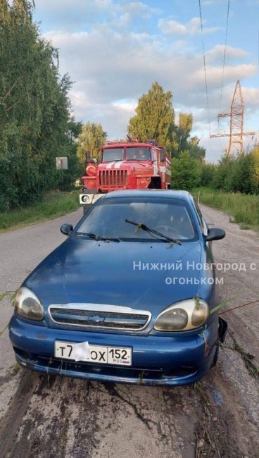 На озере ЗКПД утонуло авто.  Как сообщили очевидцы, водитель не справился с управлением, сам он вылезти успел
..