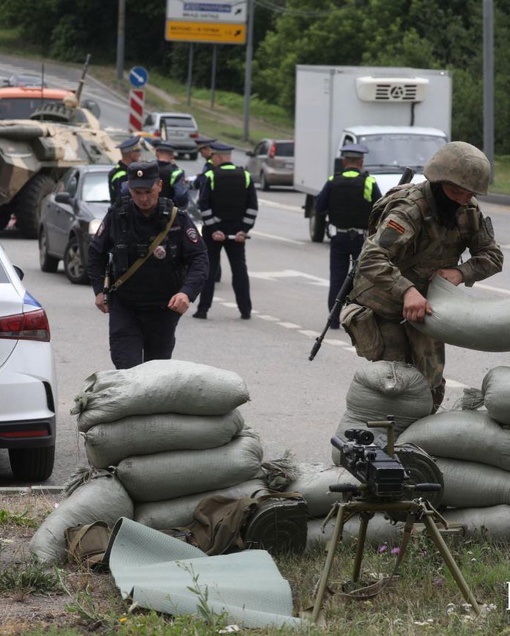 ⚡️Пока огромные колонны "ахматовцев" двигаются в сторону Ростова-на-Дону (1,2 видео), колонны ЧВК "Вагнера" уже..