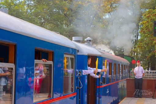 🚂 Детская железная дорога заработала в парке Островского. Работать она будет все лето — на протяжении..