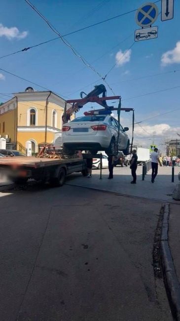 Эвакуатор, который смог или авто полицейских просто сломалось?
Что думаете вы?
📍Большая Покровская  ..