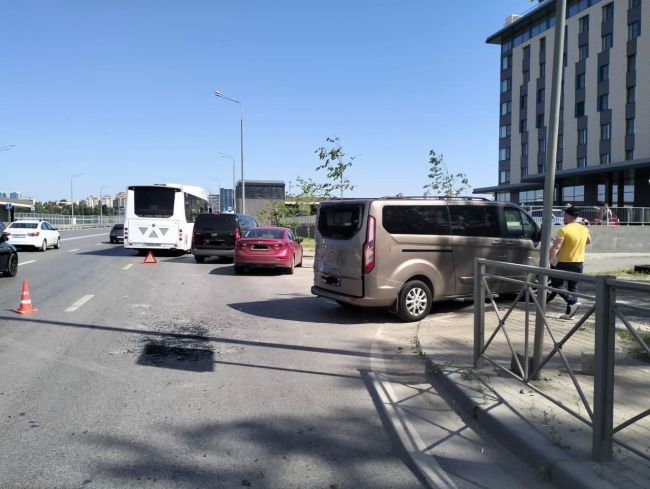 Сегодня пассажирам автобуса Батайск-Ростов не повезло утром, они попали в ДТП  Водитель общественного..