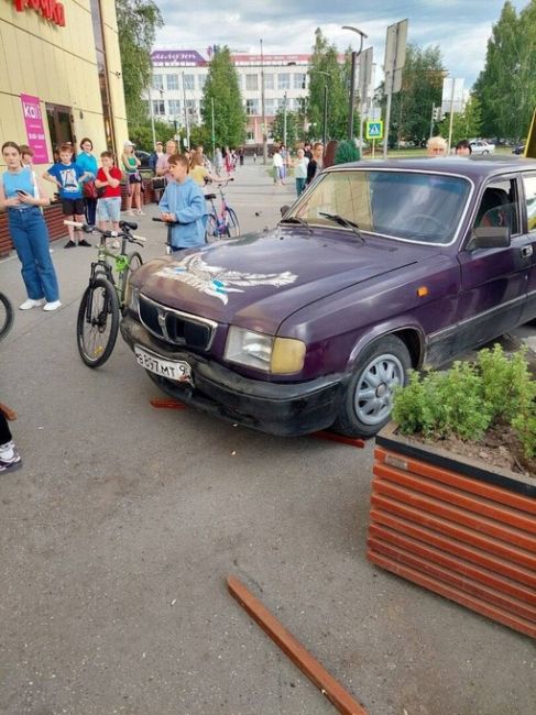 В Лесном водитель «Волги» выехал на тротуар и сбил женщину  72-летний мужчина на «Волге» ехал мимо торгового..