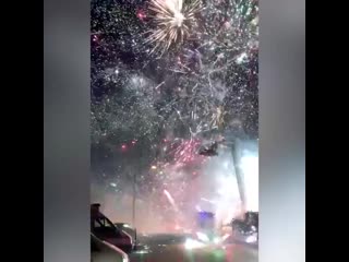 🎆 Необычное пиротехническое шоу на Симферопольском шоссе в Подмосковье. Там загорелся грузовик с..