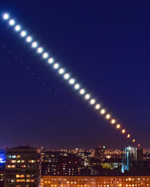 🌖Закат Луны над Ростовом  📸Фото: Денис..