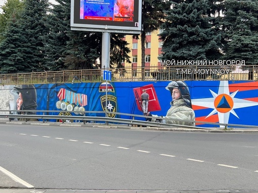 👩‍🚒 Дзержинский художник Илья Спиченков обновляет масштабное граффити в честь пожарных!  Новый мурал на..