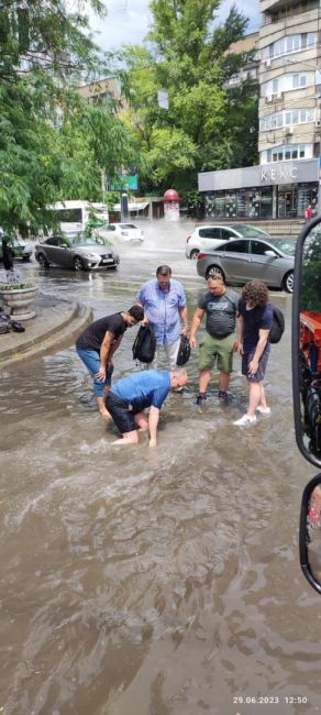 В Ростове мужчина провалился яму с водой на перекрестке Варфоломеева и Ворошиловского проспекта.  По словам..