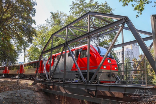 🚂 Детская железная дорога заработала в парке Островского. Работать она будет все лето — на протяжении..