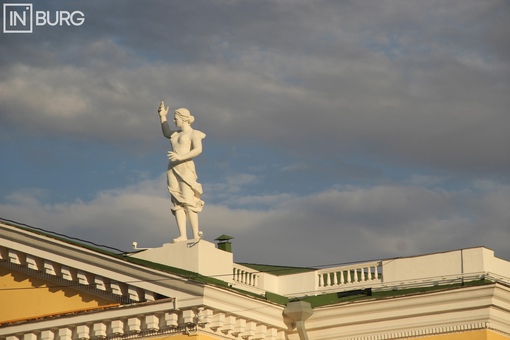 Красивая архитектура. Скульптуры на Театре оперы и..