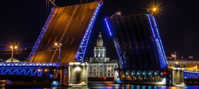 В Санкт-Петербурге запустили ночную поездку по рекам и каналам города с возможностью увидеть развод мостов..