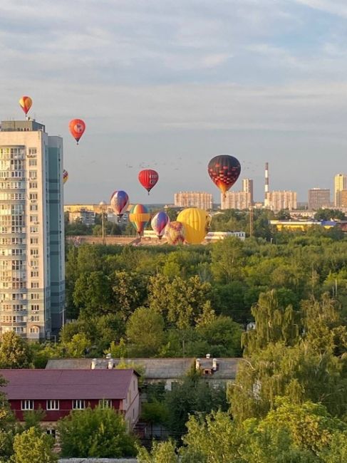 Воздушные шары стартовали со стадиона «Труд» — невероятное зрелище😍  Кто успел снять? Делитесь!  ..