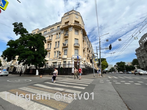 ЧВК «Вагнер» оставили после себя только немного поломанные ворота ростовского цирка и следы гусениц от..