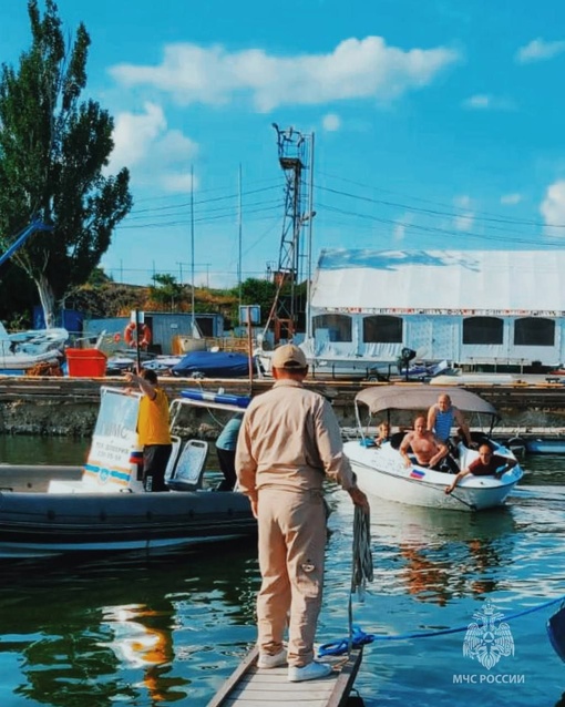 🚤 Шесть мужчин отправились на лодке по Таганрогскому заливу, но остались без бензина. Он закончился.  Мужики..