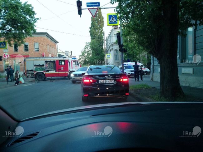 В Нахичевани загорелся старинный дом на улице 1-я майская, 26. Спасатели занимаются ликвидацией возгорания. У..