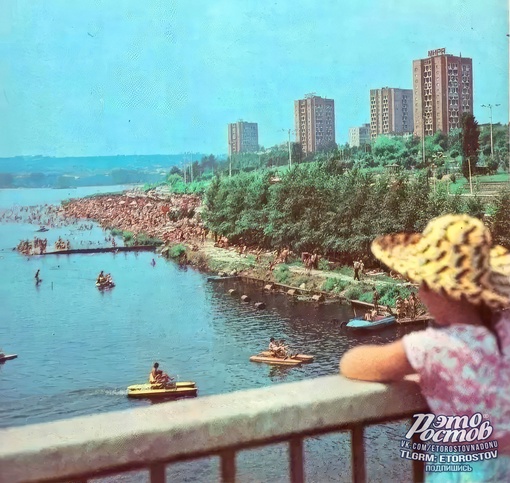 🌳 Вид на пляж СЖМ в парке «Дружба» с моста на пр. Космонавтов 
📍 Лето 1987 – 1988..