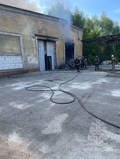 Горожане сообщают о большом столбе дыма в районе Молитовского моста.  Огонь разгорелся на территории завода..