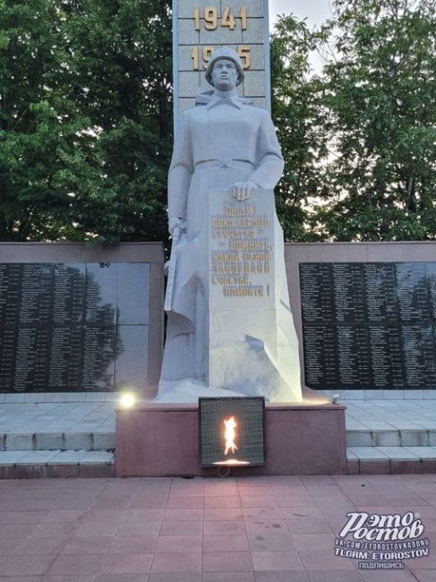 🔥 В селе Вареновка у памятника неизвестному солдату "Вечный огонь" транслируют на экране 😐  В феврале 2022..