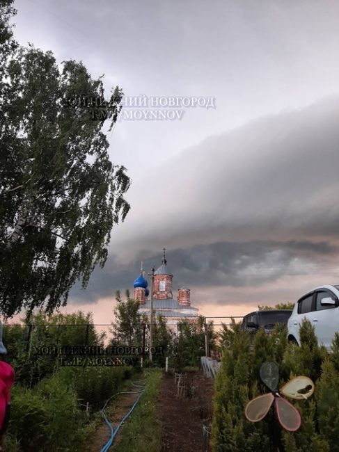 Редкое трубчатое облако-рулон наблюдали вчера жители области. Страшно красиво!
..