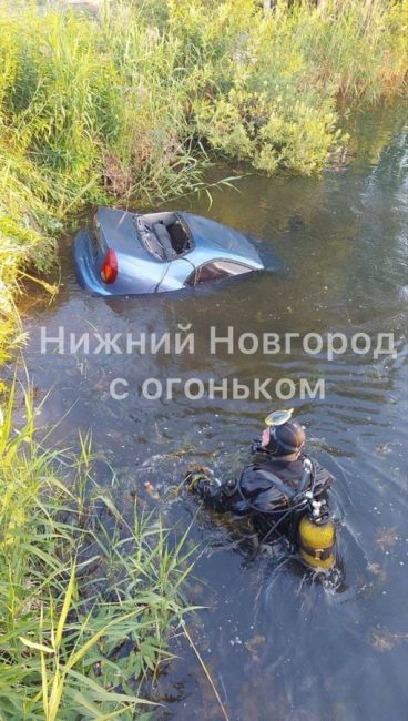 На озере ЗКПД утонуло авто.  Как сообщили очевидцы, водитель не справился с управлением, сам он вылезти успел
..