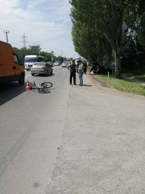 В Таганроге девушка сбила велосипедиста, после чего он улетел в дерево 
Очевидец рассказал, что после удара..