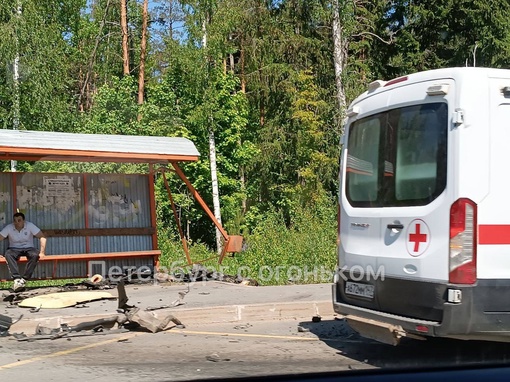 В Ленинградской области под деревней Керро крупное ДТП.  Предварительно, джип вылетел на встречку и..