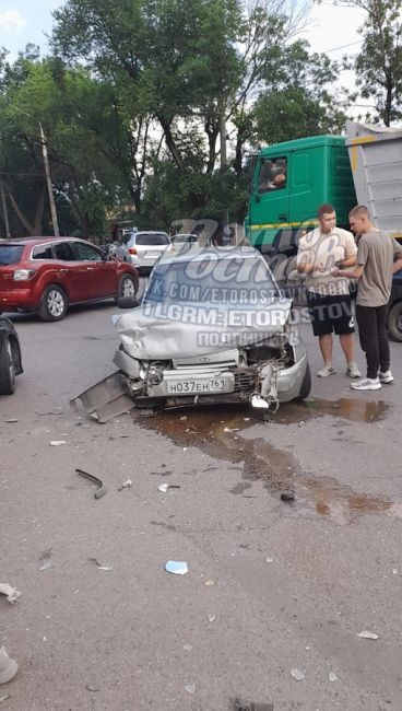 🚔🚨Серьёзное ДТП на Таганрогской, 141А. У Десятки перед всмятку, у Мерседеса повреждения с пассажирской..